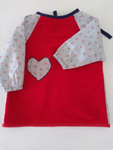 Bavoir tablier rouge petites roses 6/18 mois