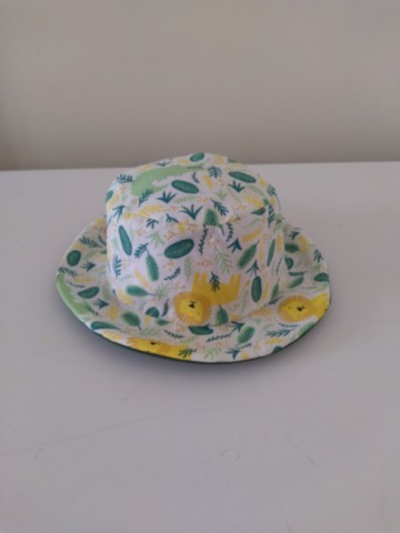 Bob réversible vert et jaune petits lions