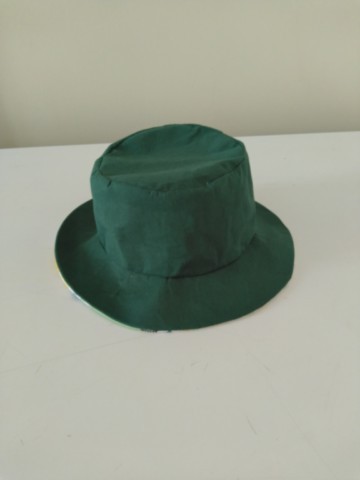 Bob réversible vert et jaune petits lions